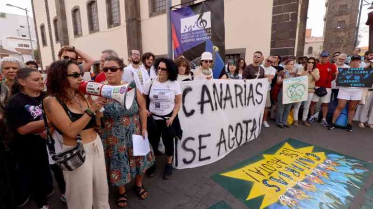 Los manifestantes de las Islas Canarias dicen que el turismo excesivo «arruinará» las islas.